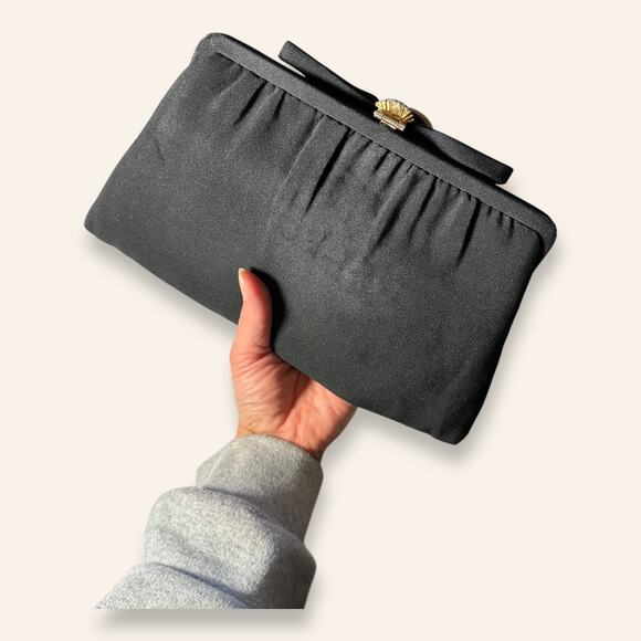 Vintage black clam shell convertible clutch - Picture 2 of 8